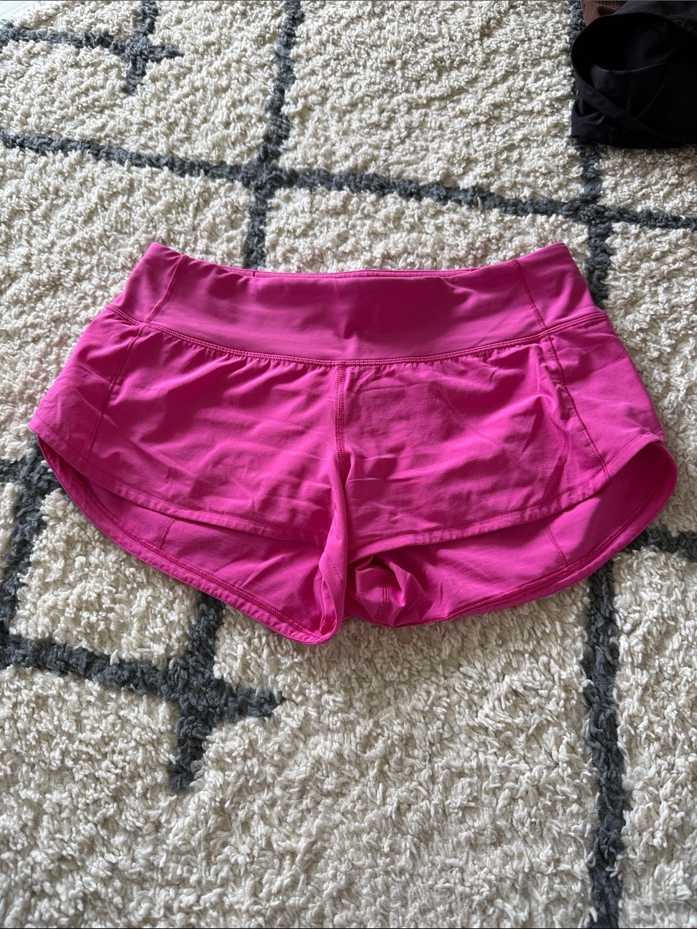 lululemon women’s Speed Up Low Rise shorts hot pink 2.5 inch size 4